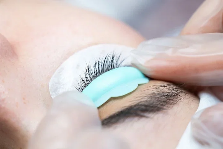 Lash lift, Brow lift eller Kombo med färg & keratin i Vasastan