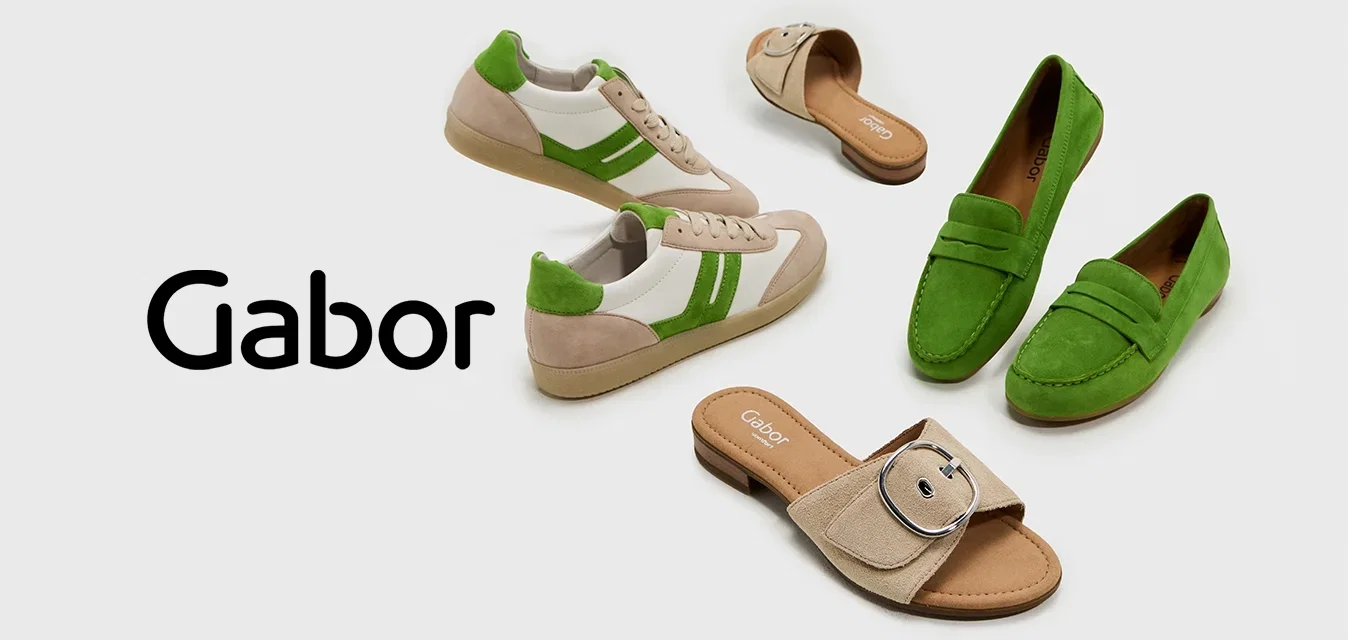 Schoenen collectie met groene suède loafers, beige slippers met een grote gesp, en sneakers met groene accenten en witte en beige details.