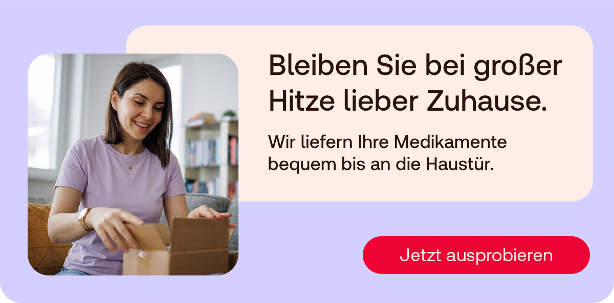 Eine Frau öffnet ein Paket und lächelt. Daneben Text: Bleiben Sie bei großer Hitze lieber Zuhause. Wir liefern Ihre Medikamente bequem bis an die Haustür." Button: Jetzt ausprobieren