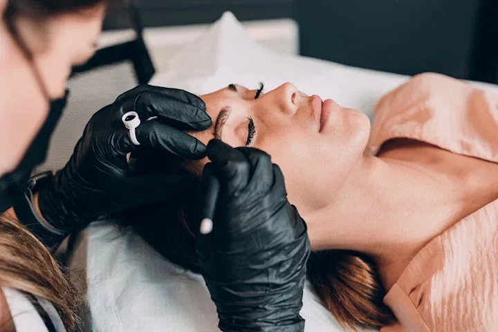 Microblading, kombobryn eller ombrébryn hos MN creations i Skanstull
