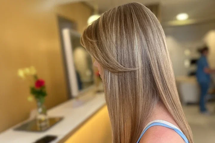 Slingor eller bottenfärg med klippning hos Hair by Fati Östermalm