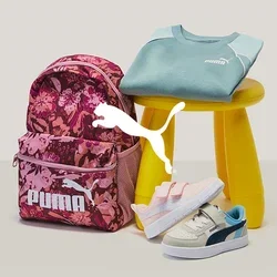 Rosa Rucksack mit Blumenmuster, hellblauer Pullover, gelber Hocker und weiße Sneakers mit Pastellfarben. Puma-Logo auf der Tasche und dem Shirt.