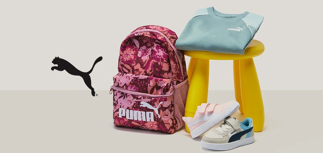 Rosa Rucksack mit Blumenmuster, hellblauer Pullover, gelber Hocker und weiße Sneakers mit Pastellfarben. Puma-Logo auf der Tasche und dem Shirt.