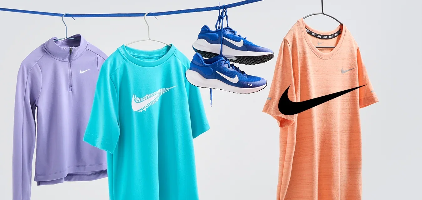 Zwei kurzärmlige Sporthemden in Lila und Türkis, ein orangefarbener Langarmshirt und blaue Laufschuhe, die an einer blauen Leine hängen.