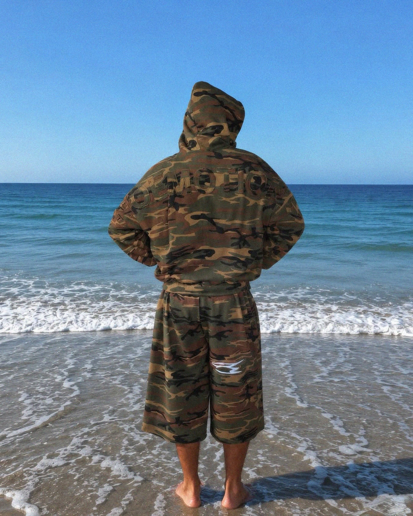 Camo Zip Up + Camo Cotton Shorts.

El estampado más icónico, llevado al universo No Emotions. Un conjunto con fit relajado, tejido premium y una estética utilitaria que mezcla camuflaje, volumen y actitud para destacar dentro y fuera de la ciudad.

Disponible en C/Paseo, 23_Ourense y en 4elementos.com

#4elementos #noemotions #camo #streetwear #newin