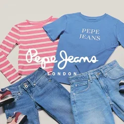 Zwei legere Outfits mit Kinderschuhen: ein pink gestreiftes Langarmshirt mit Jeans und pinken Sneakers, ein blaues Pepe Jeans T-Shirt mit Jeansshorts und dunkelblauen Sneakers.