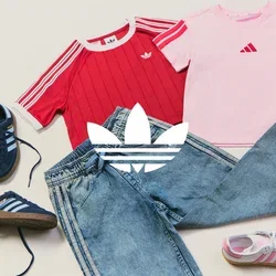Zwei Paar Adidas-Sneakers, blau und weiss mit pink, daneben zwei kurzärmelige Shirts, rot und pink, und eine blaue Adidas-Jeans.