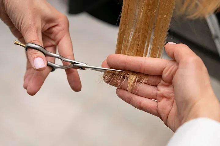 Klippning med tvätt och styling hos Roya Beauty Salong i Solna