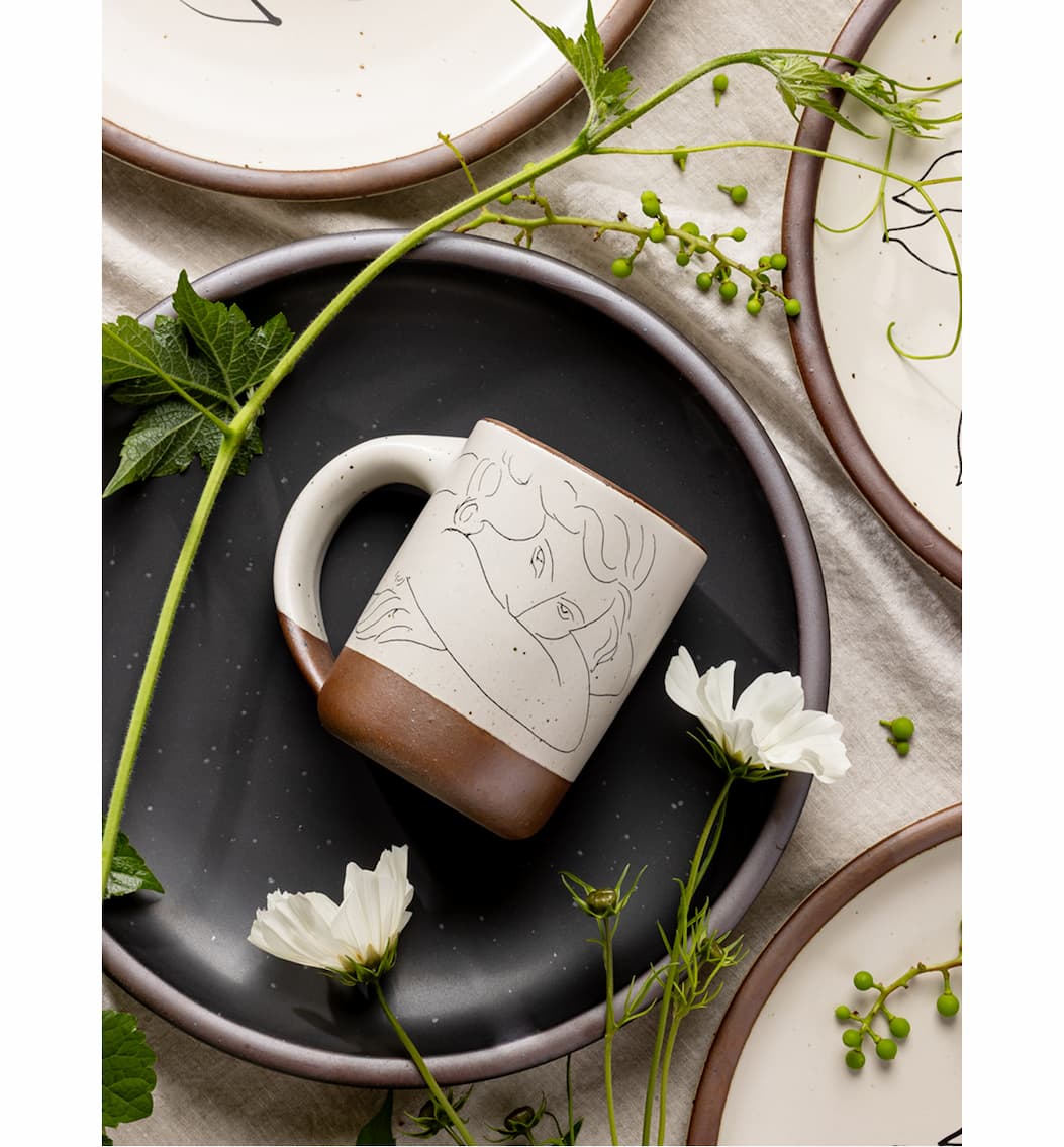 The Mug Jeune femme le visage enfoui dans les bras