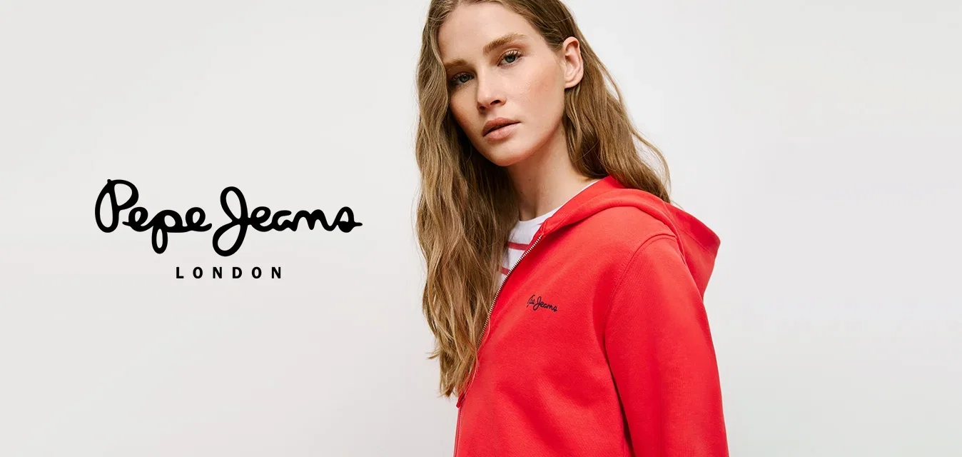 Roter Hoodie mit Reißverschluss aus weichem Stoff, mit einem Frontreißverschluss, einer Kapuze mit Kordelzug und einem gestickten Logo auf der Brust.