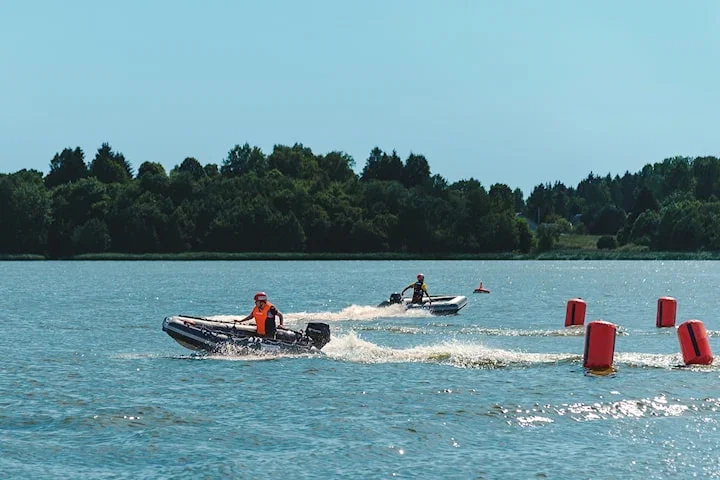 Kör gokartbåtar på på vattnet hos Action Center i Upplands Väsby