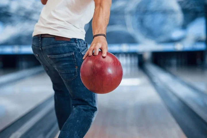 Hamburgare med 2 timmar bowling och shuffleboard hos Pins & Games