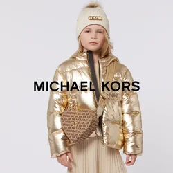 Gouden pufferjack, zwarte binnenjas, beige geplooide rok, bruine schoudertas met logo en zwarte schoenen met gouden accenten.