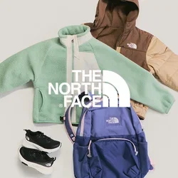 Grüne Fleecejacket, braune und beige Steppjacke, blauer Rucksack und schwarze Sportschuhe auf hellem Hintergrund angeordnet.