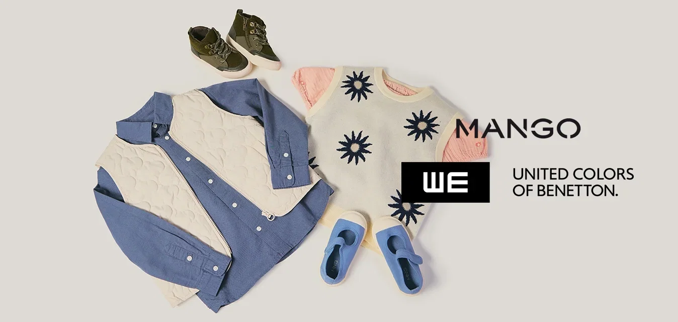 Steppjacke in Blau und Creme, Cremefarbener Pullover mit marineblauen Sternmustern, rosa Hemd, blaue Schuhe und olivgrüne Turnschuhe ordentlich arrangiert.