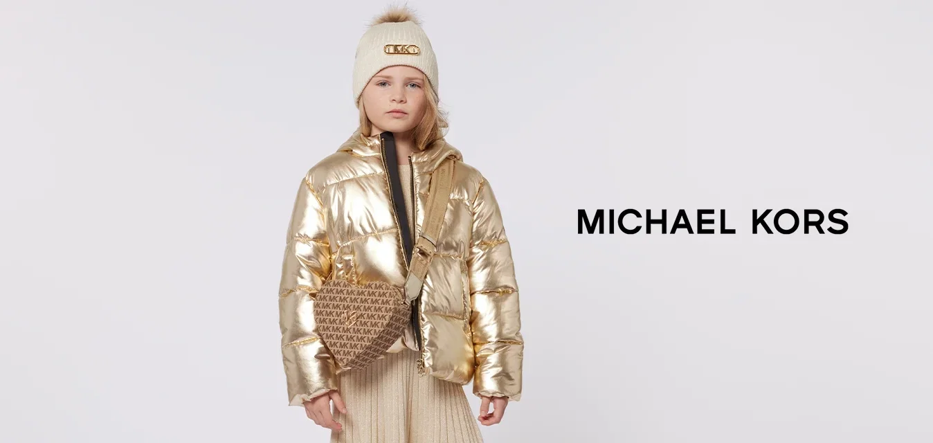 Goldene Steppjacke, schwarzer Innenmantel, beiger plissierter Rock, braune Schultertasche mit Logo und schwarze Schuhe mit goldenen Akzenten.