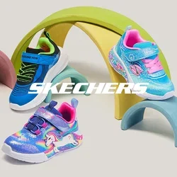 Vier bunte Kindersneaker auf pastellfarbenen, geschwungenen Ständern, in Blau-, Grün- und Pinktönen mit sportlichen und verspielten Designs.