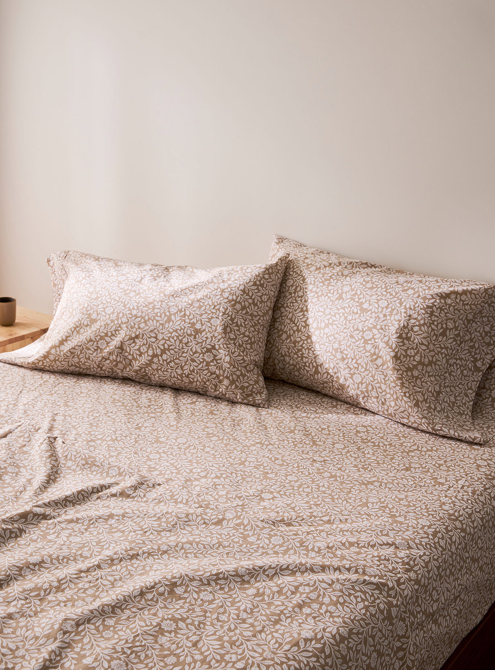 Floral tapestry percale plus bed sheet<br>200-thread-count<br>Fits mattresses up to 16 in