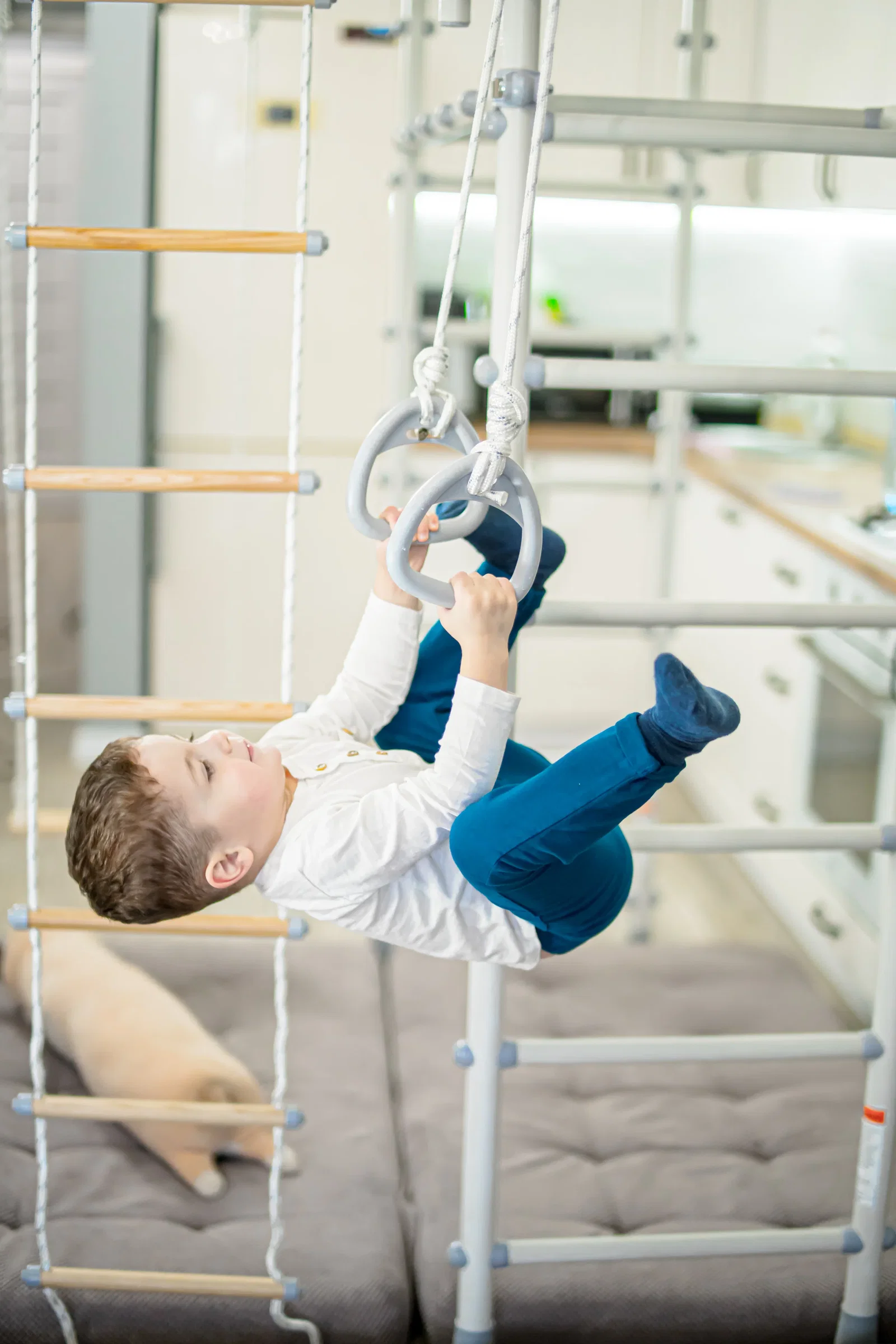A child climbing a tension-mounted Brainrich Spider V3 gym