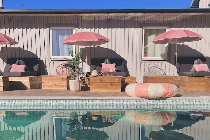 1-2 nätter för 2 med pool och frukost på Hotellet Gästis i Tierp