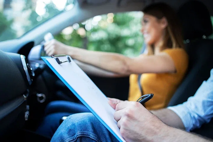 Testlektion för B-körkort 50 min hos HK Drivecenter i Kista