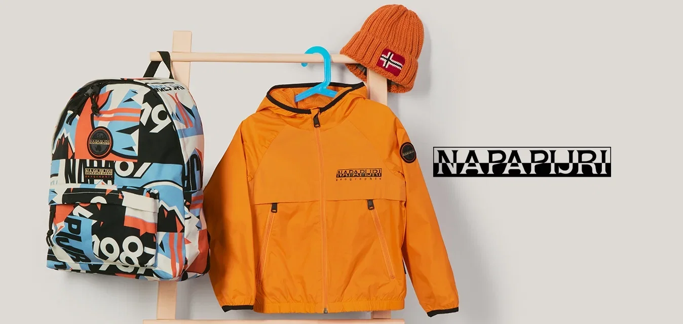 Bunter Rucksack mit Muster, leuchtend orangefarbene Jacke an einem blauen Kleiderbügel und orangefarbene Strickmütze mit Norwegen-Flaggen-Patch an einem Holzgestell.