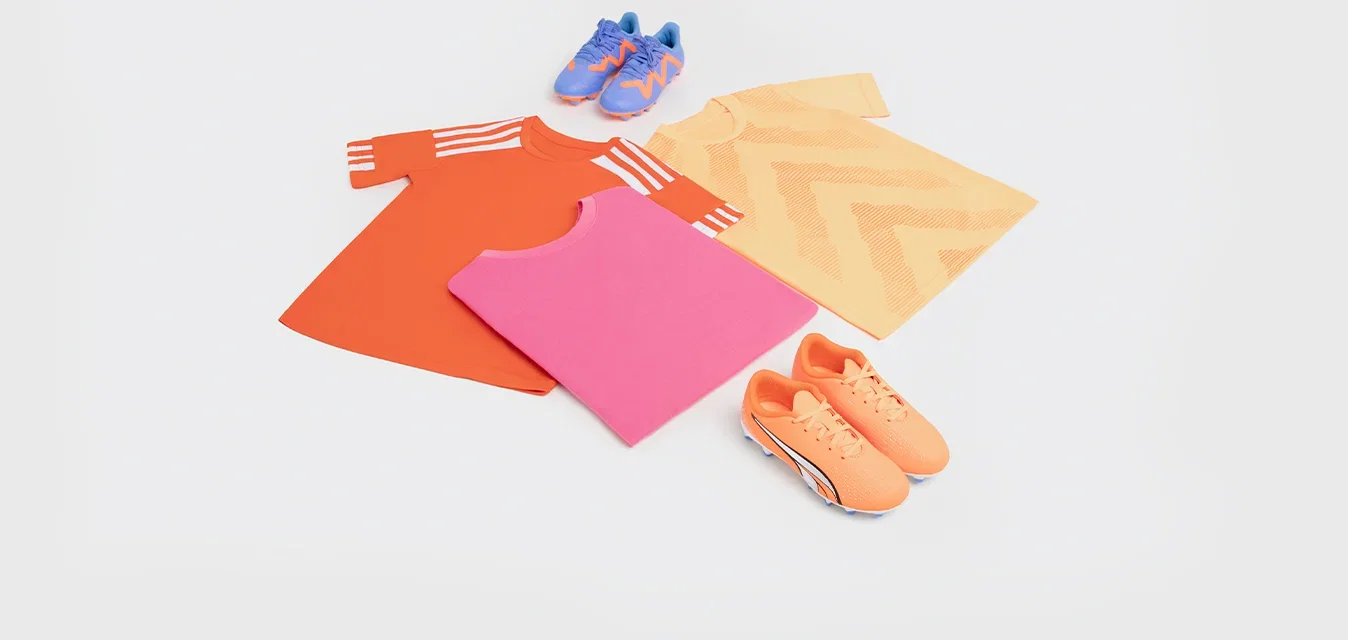 Drei T-Shirts in Orange, Rosa und Gelb mit Mustern, dazu unten blaue und orange Sportschuhe. Der Stoff scheint glatt und leicht zu sein.