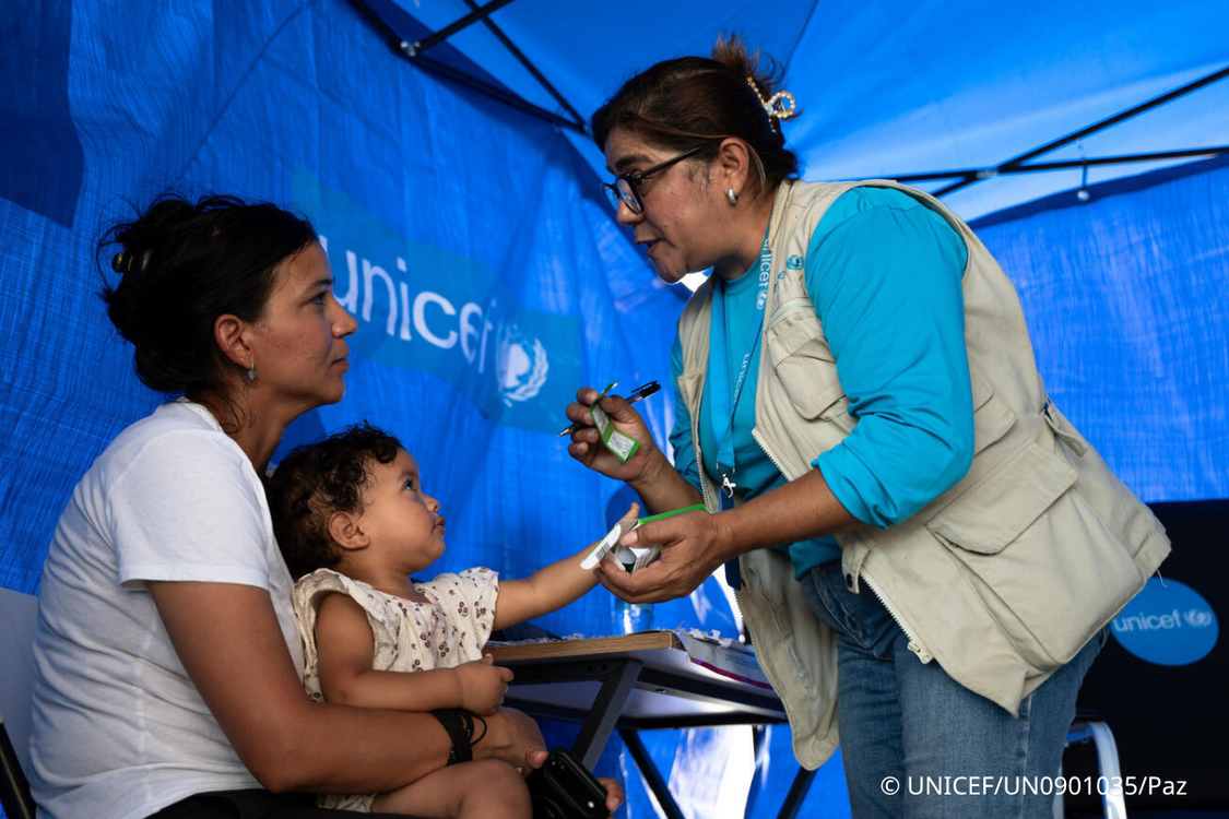 Venezuela: UNICEF set up Breastfeeding Corners in temporary camps after the earthquakes.