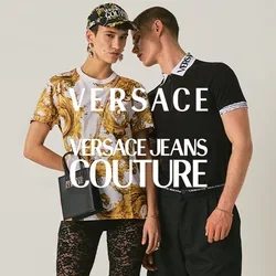 Zwei Models posieren: eines in goldgemustertem Hemd, schwarzen Spitzenhosen, Baseballkappe und hält eine kleine schwarze Tasche; das andere in schwarzem Top und blauen Hosen.