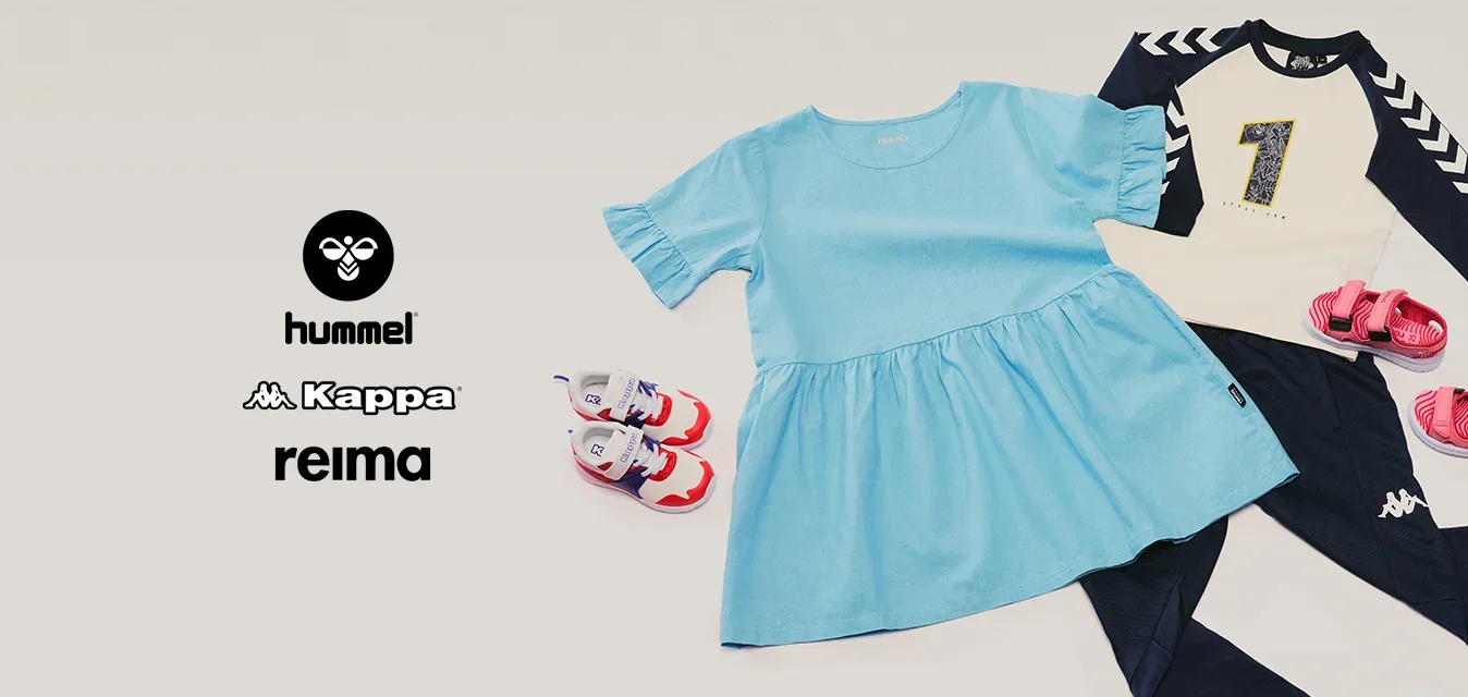 Kinderset mit blauem Kleid, schwarz-weißem Langarmshirt, schwarzen Hosen, roten und pinken Schuhen und bunten Hula-Hoop-Reifen in der Nähe.