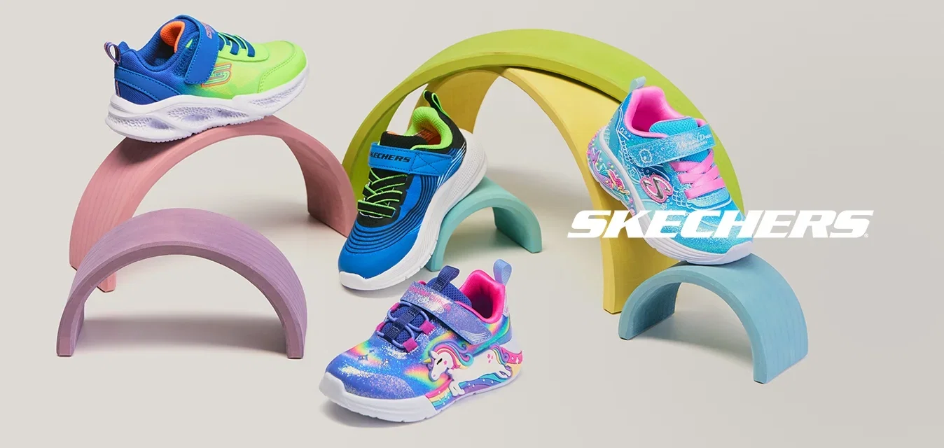 Vier bunte Kindersneaker auf pastellfarbenen, geschwungenen Ständern, in Blau-, Grün- und Pinktönen mit sportlichen und verspielten Designs.