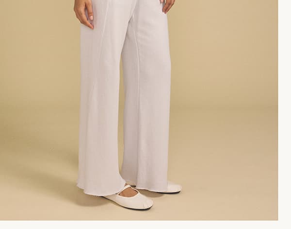 Image of model wearing Qhilla in Feather Grey.