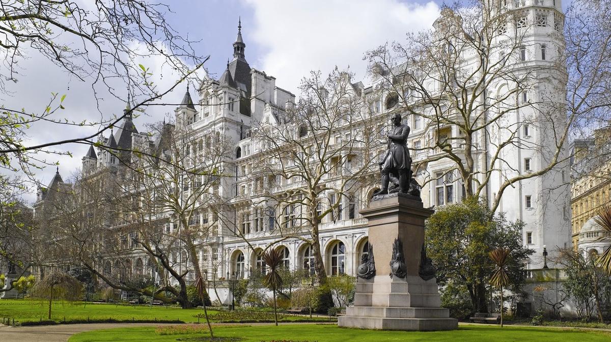 Bestselling London Glamour: Victorian-Era Heritage Stay Overlooking River Thames with Daily Breakfast