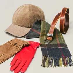Braune Mütze, braune Cordhandschuhe, rote Lederhandschuhe, grün-blau kariertes Halstuch und brauner Ledergürtel auf hellem Hintergrund.
