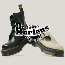 Zwarte leren veterlaars en witte Mary Jane-schoen, beide met dikke profielzolen en gele stiksels, naast elkaar weergegeven.