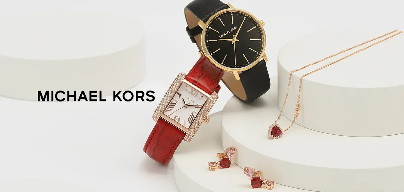 Schwarze und goldene runde Uhr, rote Uhr mit Krokodilprägung und rechteckigem Ziffernblatt, goldene und rote Herz-Halskette sowie rosa Edelsteinohren.