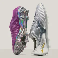 Fussballschuhe mit einem lila strukturierten Obermaterial und einem glänzenden silbernen Design mit Akzenten, beide ausgestattet mit geformten Stollen für besseren Halt.