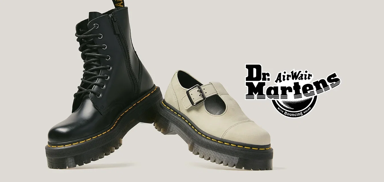 Schwarzer Lederstiefel mit Schnürung und weißer Mary-Jane-Schuh, beide mit dicken Profilsohlen und gelben Nähten, nebeneinander dargestellt.