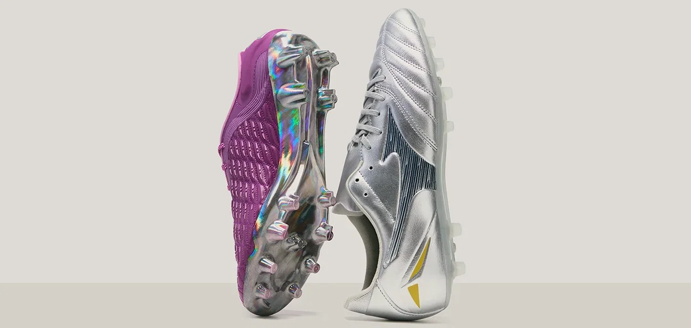 Fussballschuhe mit einem lila strukturierten Obermaterial und einem glänzenden silbernen Design mit Akzenten, beide ausgestattet mit geformten Stollen für besseren Halt.