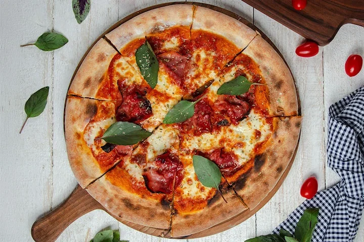 Valfri napolitansk pizza, pasta el. hamburgare inkl. dryck i Liljeholmen