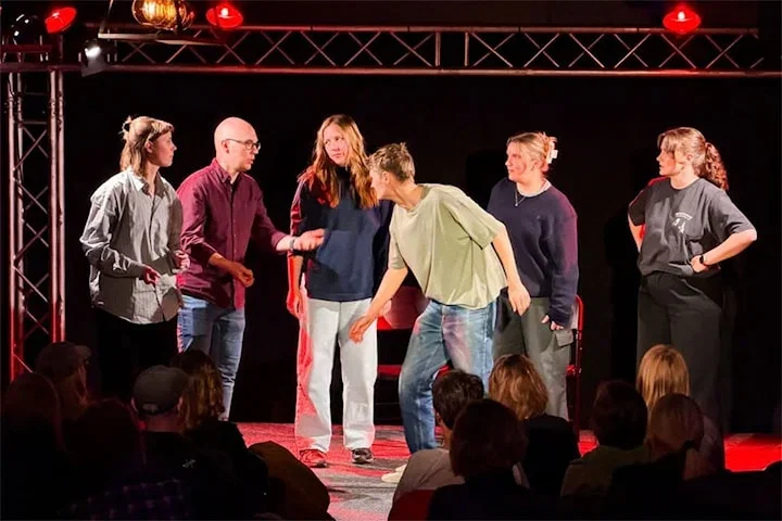 Sketch night med improviserad teater på Game Street 1