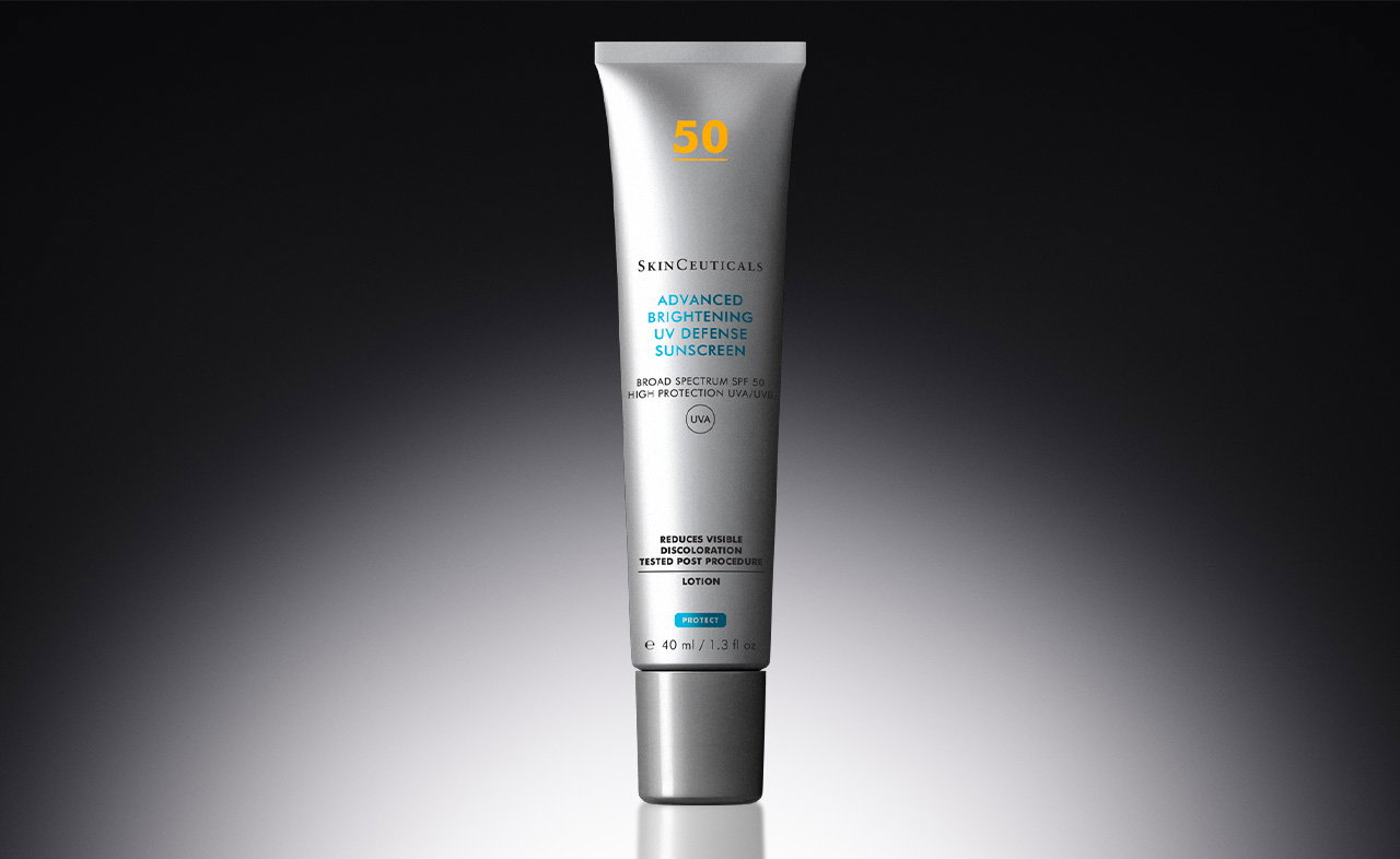 Advanced Brightening UV Defense LSF 50 40ml vor schwarzem Hintergrund