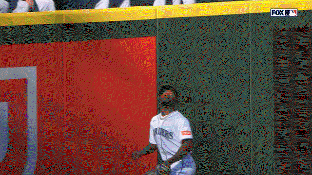 An animated gif of Randy Arozarena robbing a home run