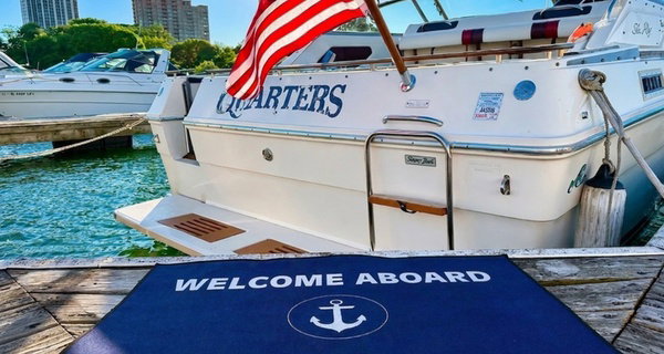 Private Chicago Boat Charter for Up to 9 Guests at Lancha Boats