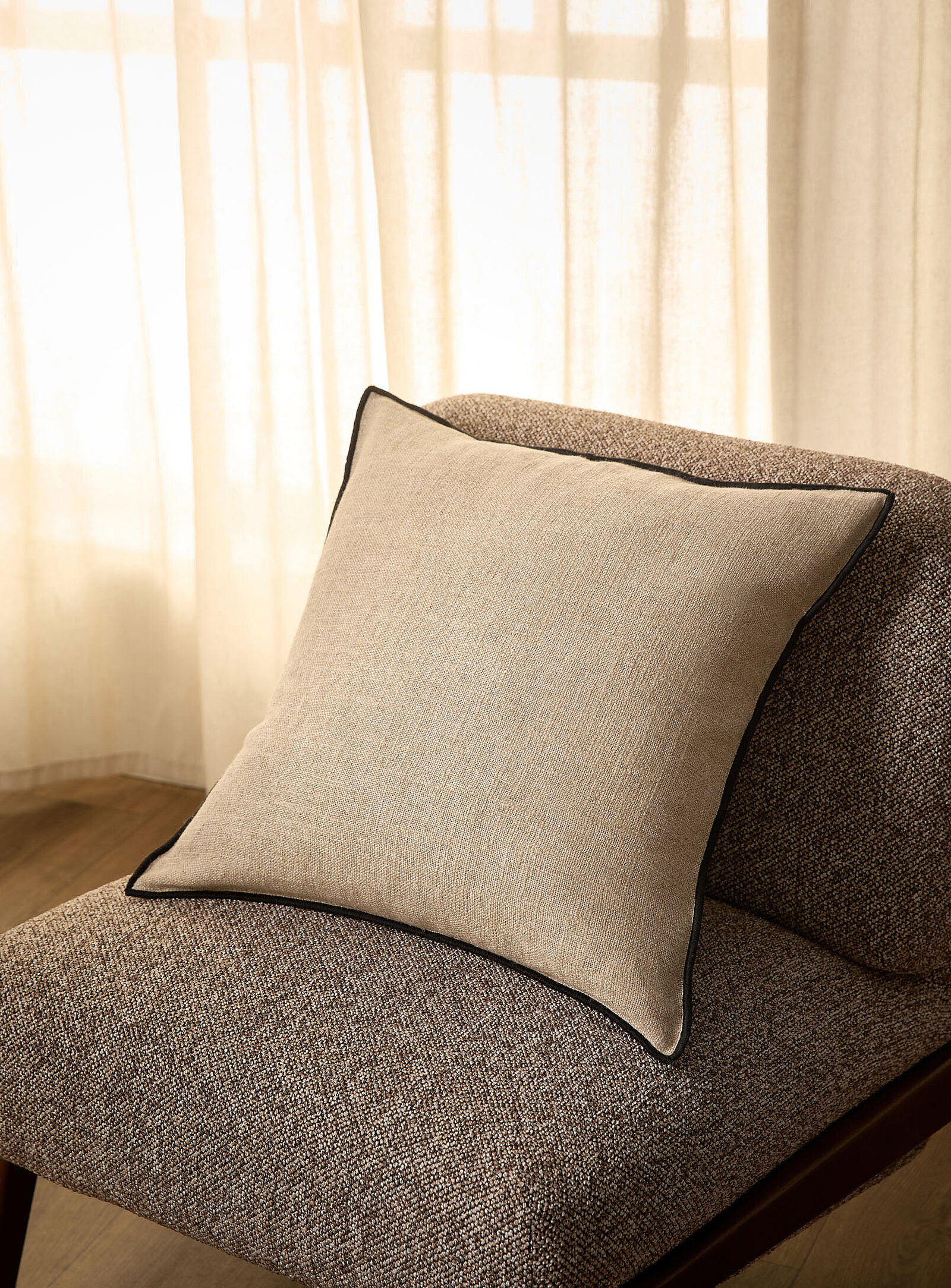 Contrasting trim woven linen removable-cover cushion<br>50 x 50 cm