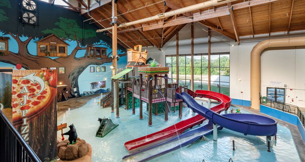 Slides, pools & family fun at a Wisconsin waterpark resort