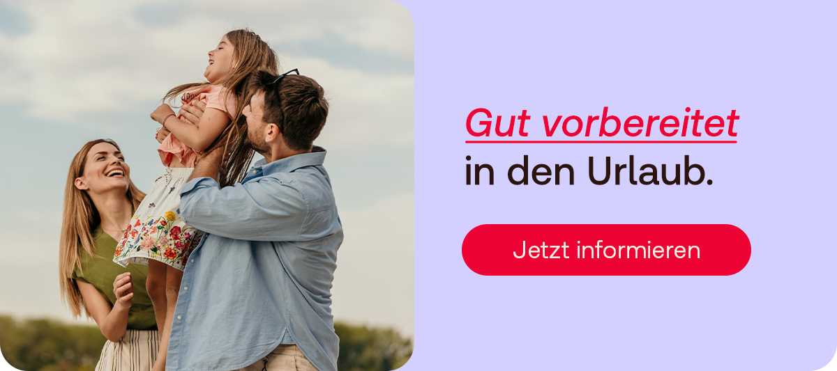 Familie mit Kind im Freien vor dem Urlaub.
