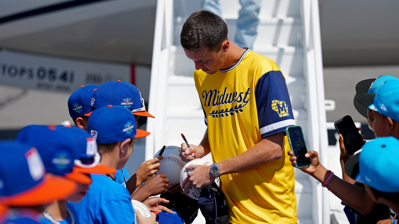 Jacob Misiorowski signs autographs 