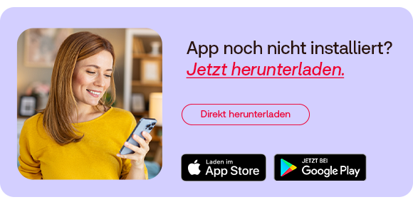Frau hält ein Smartphone und schaut lächelnd auf den Bildschirm. Daneben Text: „App noch nicht installiert? Jetzt herunterladen.“ Schaltfläche mit der Aufschrift „Direkt herunterladen“. Darunter App Store- und Google Play-Logos.