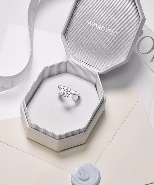 Anello di fidanzamento in una scatola per gioielli aperta.